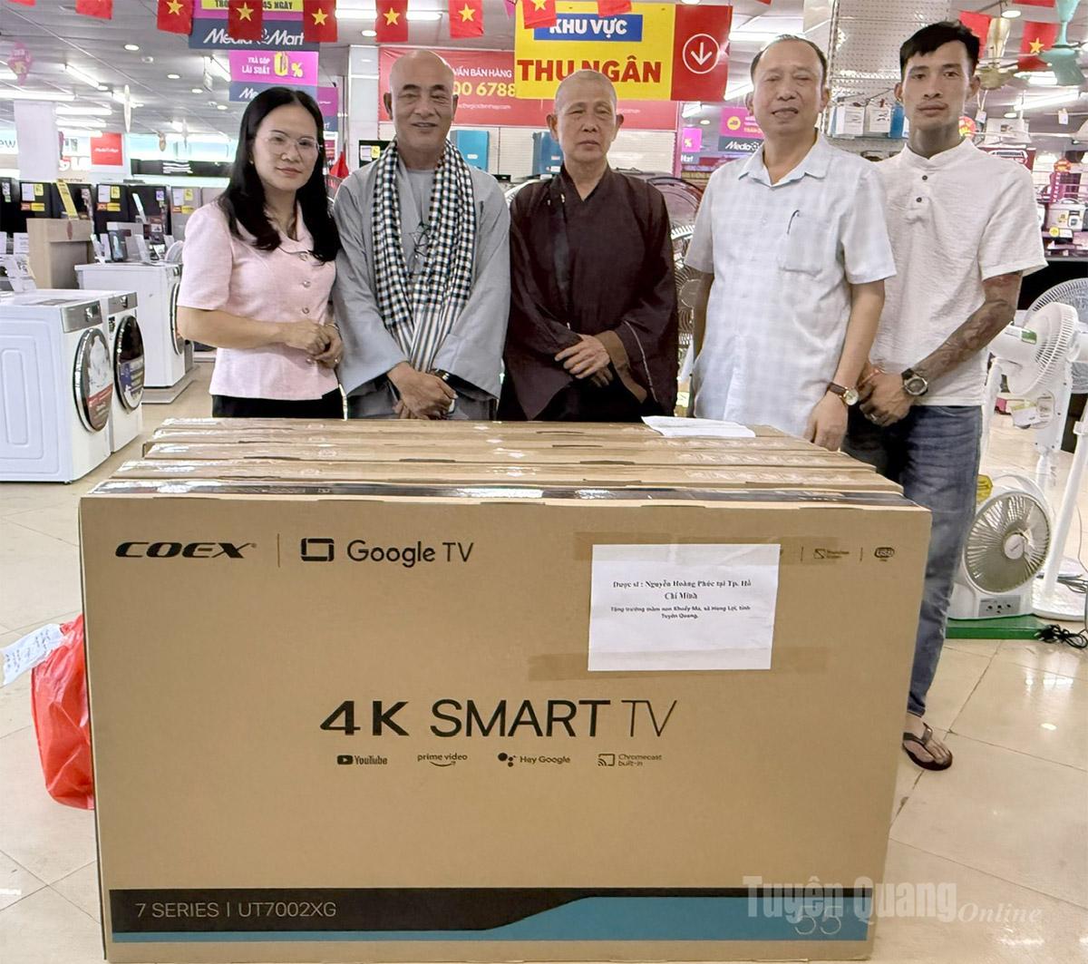 Donating televisions to kindergartens and primary schools in Hung Loi commune.