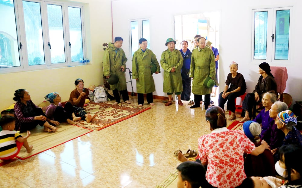 O presidente do Conselho Popular Provincial, Nguyen Dang Binh, e a delegação de trabalho incentivaram as pessoas nas áreas inundadas no bairro de Trung Thanh, que foram evacuadas para um local seguro.