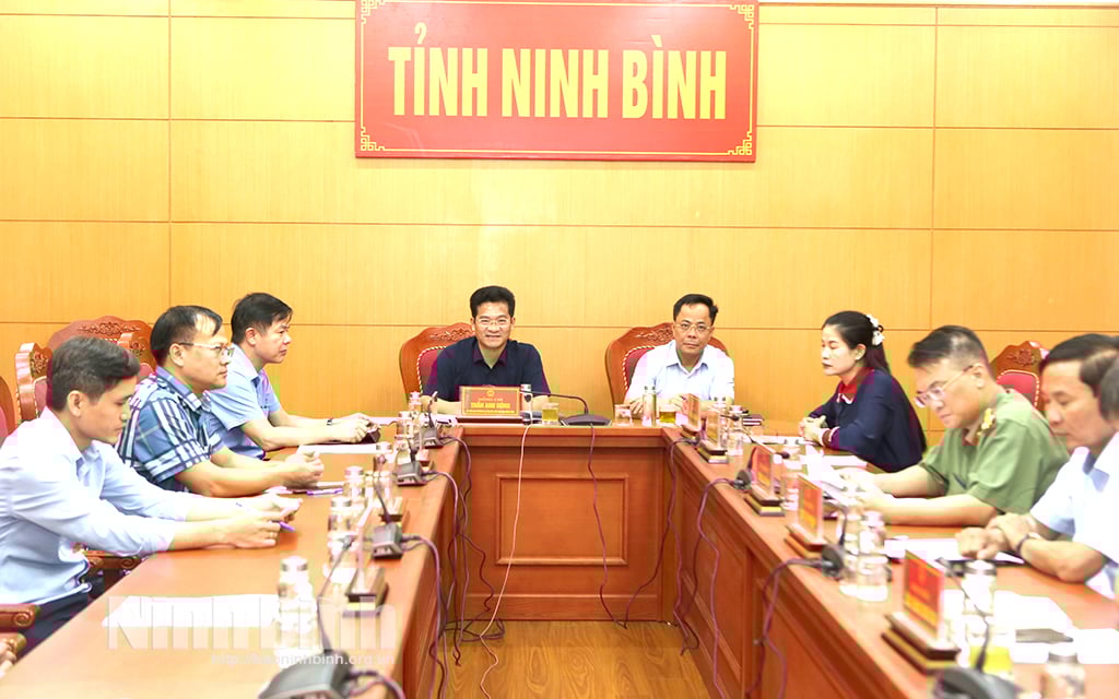 Perwakilan menghadiri persidangan di titik jambatan Ninh Binh.