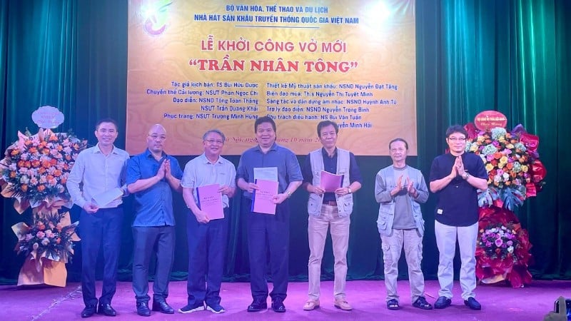 Các nghệ sĩ trong ê-kíp sáng tạo vở diễn "Trần Nhân Tông".