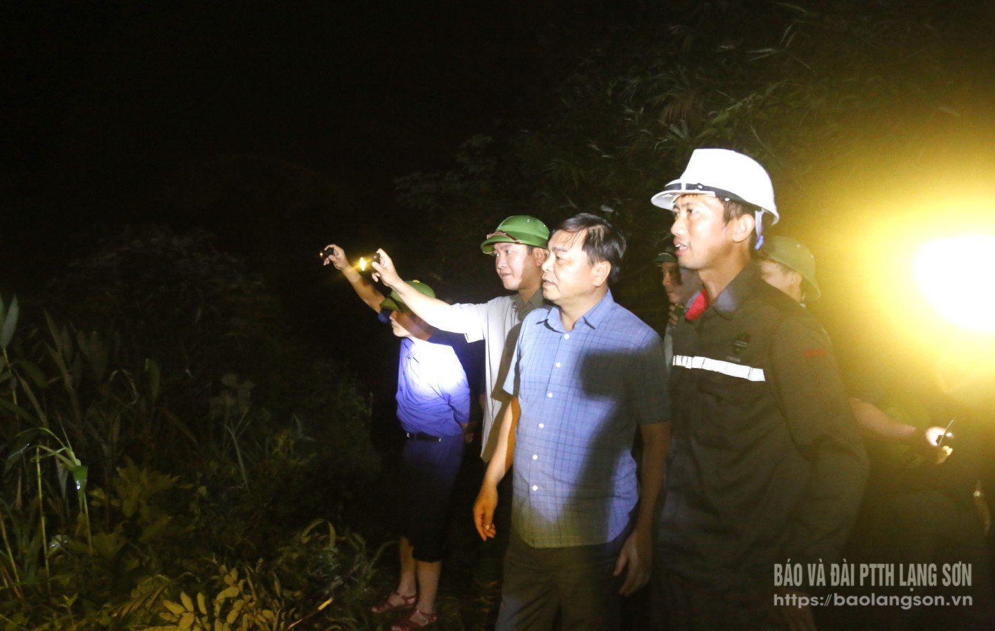 Thứ trưởng Bộ NN&MT Nguyễn Hoàng Hiệp và các thành viên trong đoàn công tác kiểm tra sự cố vỡ đập thủy điện Bắc Khê 1, xã Tân Tiến