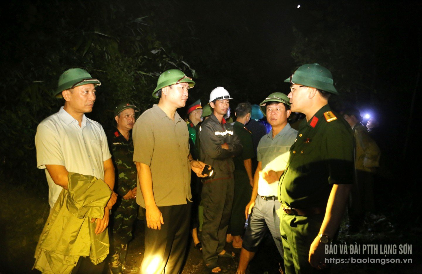 Thứ trưởng Bộ NN&MT Nguyễn Hoàng Hiệp và các thành viên trong đoàn công tác kiểm tra sự cố vỡ đập thủy điện Bắc Khê 1, xã Tân Tiến