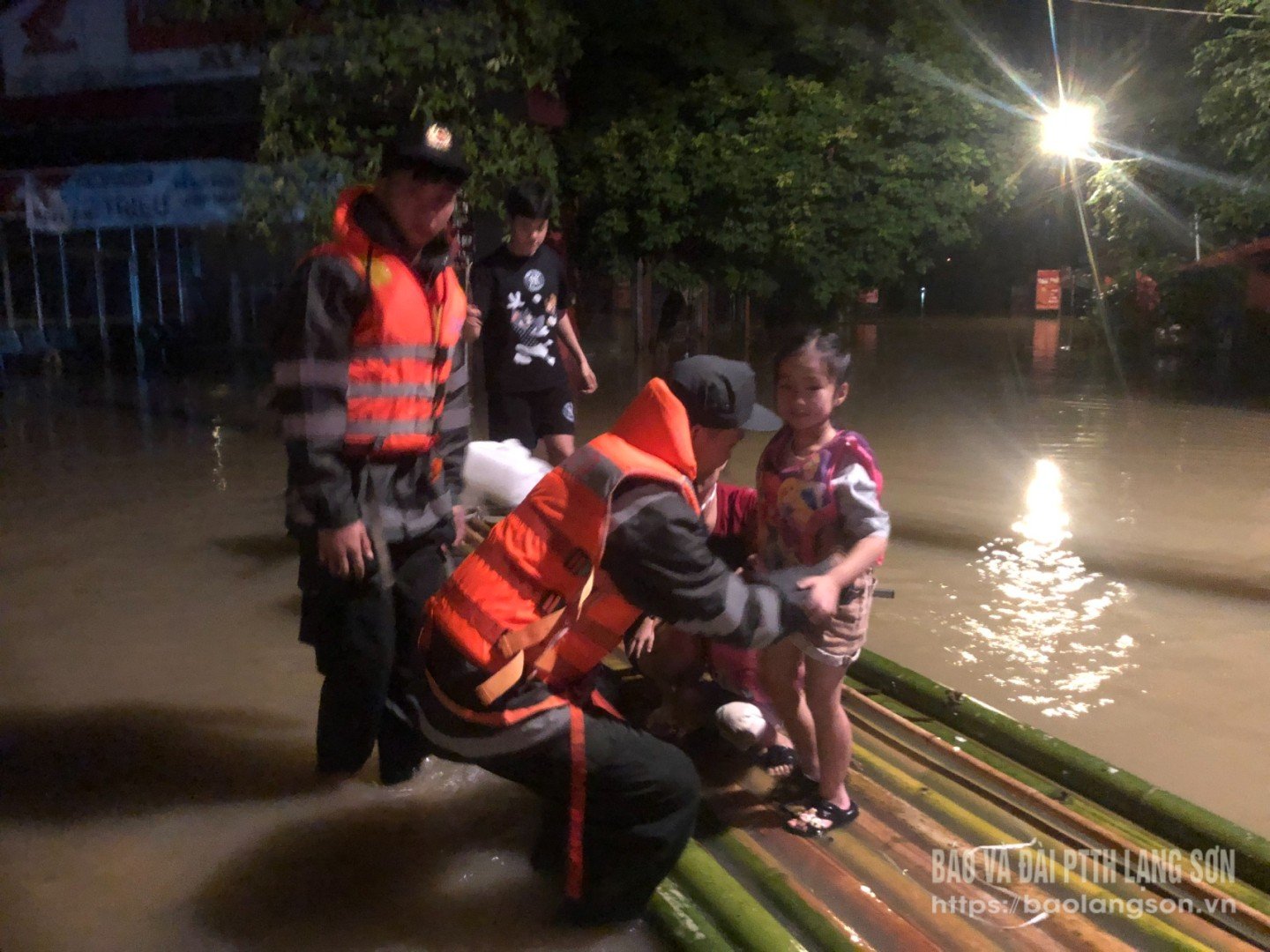 Lực lượng vũ trang tỉnh hỗ trợ di dời người dân và tài sản đến nơi an toàn