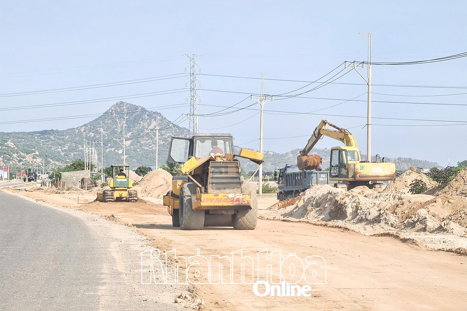 Thi công tuyến đường nối cao tốc Bắc - Nam với Quốc lộ 1 và cảng Cà Ná.

