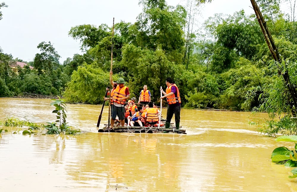 អាជ្ញាធរបាននាំសិស្សានុសិស្សមកពីសាលាបណ្ដុះបណ្ដាលជនជាតិ Na Ri (ខេត្ត Thai Nguyen) ទៅកាន់ទីតាំងមានសុវត្ថិភាព។