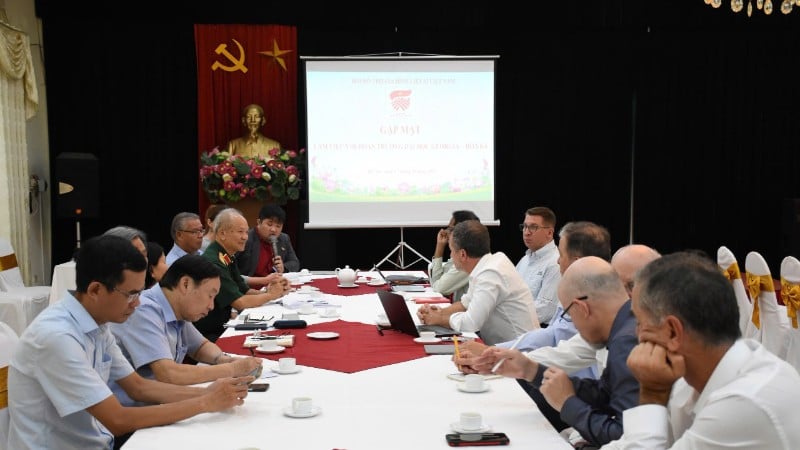 Vietnam Association for Supporting Families of Martyrs worked with a delegation from the University of Georgia (USA).