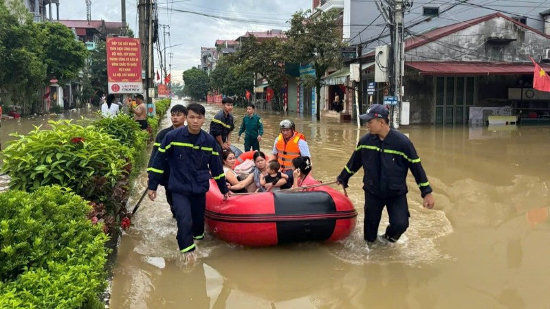 The Fire Prevention and Rescue Police Department, the Mobile Police Department, Lang Son Provincial Police coordinated with the That Khe Commune Police force to bring people to safety.