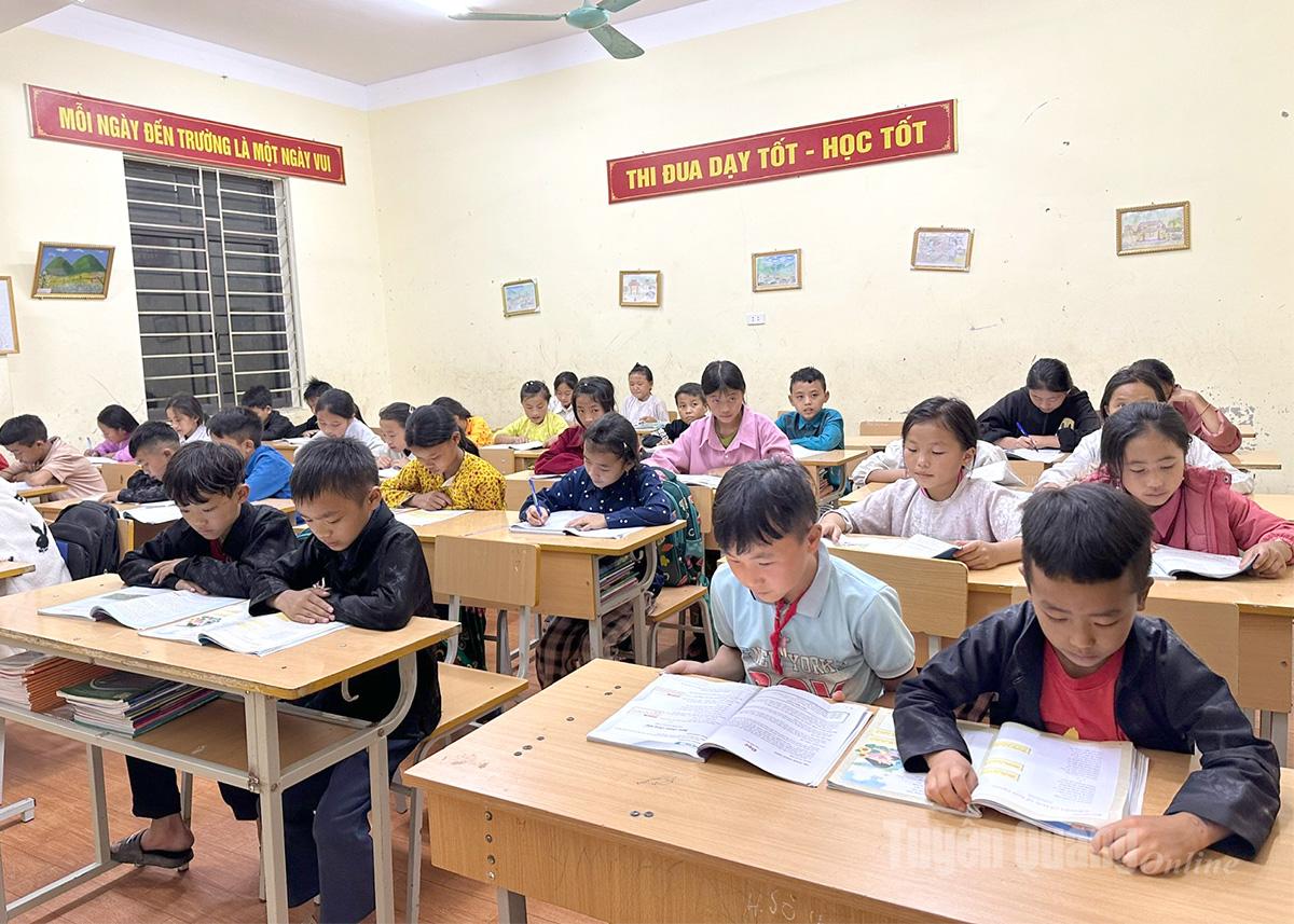 Večerní samostudium studentů na internátní střední škole Lung Cu.