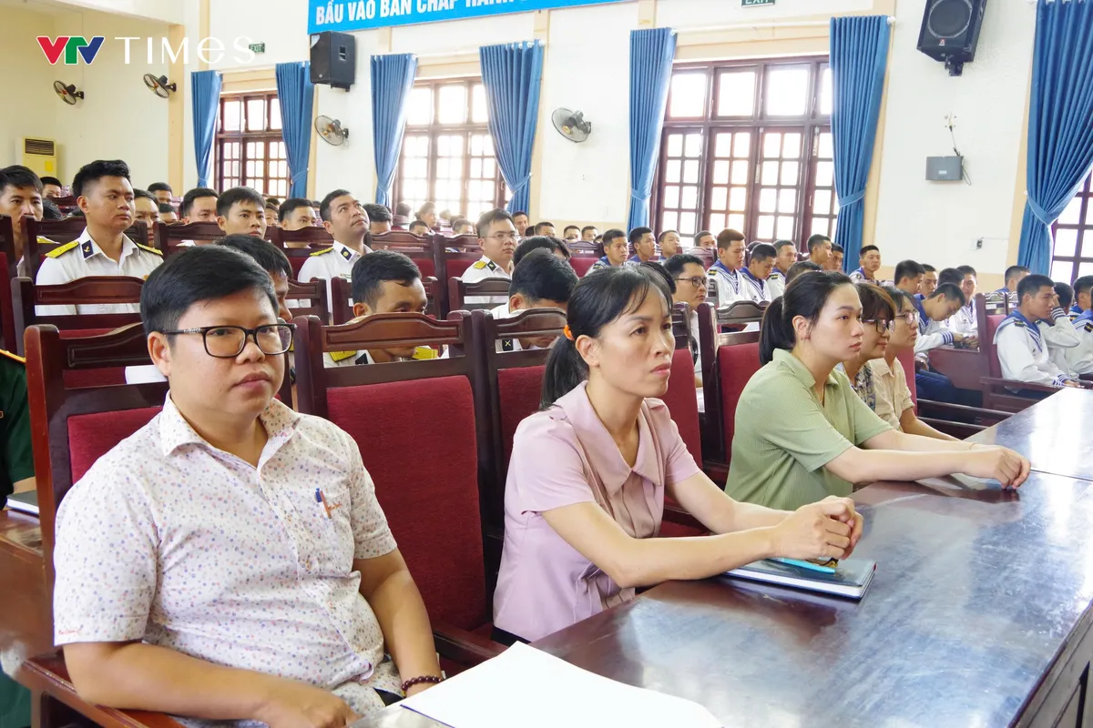 Đoàn Đại biểu Quốc hội tỉnh Khánh Hòa tiếp xúc cử tri Đặc khu Trường Sa - Ảnh 2.