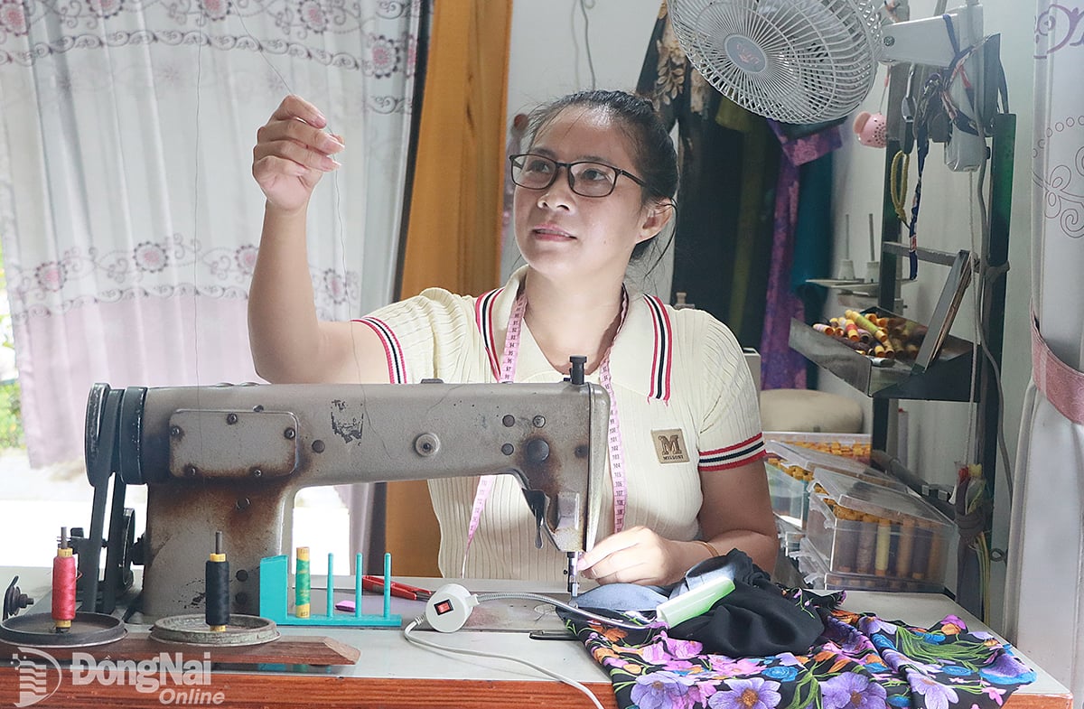 Với nghị lực sống mạnh mẽ, luôn quan tâm chia sẻ khó khăn với người khuyết tật, chị Phạm Thị Kim Phượng được mọi người yêu mến. Ảnh: Quang Minh
