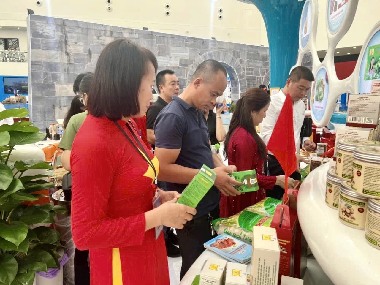 ស្តង់ OCOP ខេត្ត Quang Tri បានទាក់ទាញភ្ញៀវទេសចរណ៍ និងអ្នកទិញទំនិញជាច្រើន - រូបថត៖ D.V