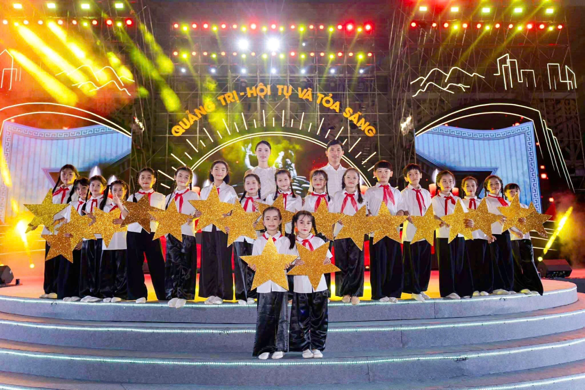 Cô Nguyễn Tố Uyên và các thành viên của CLB Chim Khuyên tham gia chương trình nghệ thuậtđặc biệt “Quảng Trị - Hội tụ và tỏa sáng” - Ảnh: NVCC