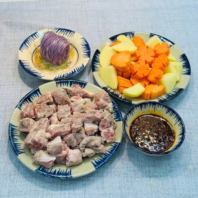 Chỉ cần thịt bò và vài nguyên liệu sẵn trong bếp, bạn có ngay 2 món ngon ấm bụng đổi vị ngày mưa bão - Ảnh 2.