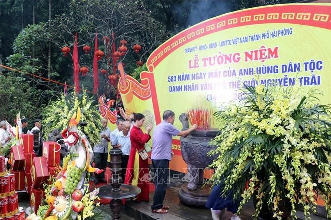 Nhân dân và du khách dâng hương tưởng niệm Anh hùng dân tộc, Danh nhân văn hóa thế giới Nguyễn Trãi.