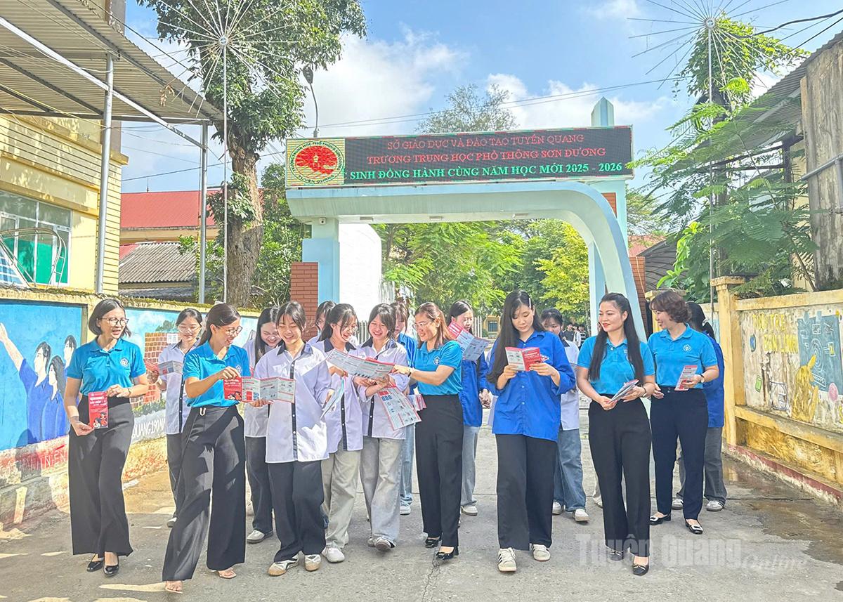Les élèves du lycée Son Duong sont informés sur la politique d'assurance maladie.