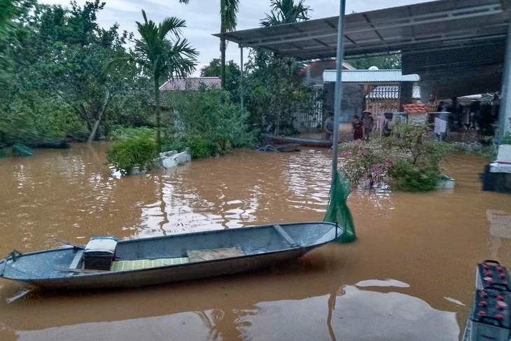 Tràn đê bối, nước lũ cuồn cuộn trong đêm, hàng nghìn người sơ tán khẩn cấp - Ảnh 2.