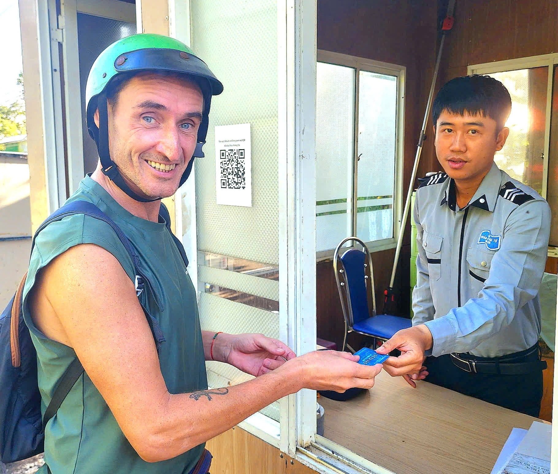 Khách lẻ tham quan bán đảo được sử dụng thẻ màu xanh, nhận và trả lại cho nhân viên kiểm soát trong ngày. Ảnh: BQL