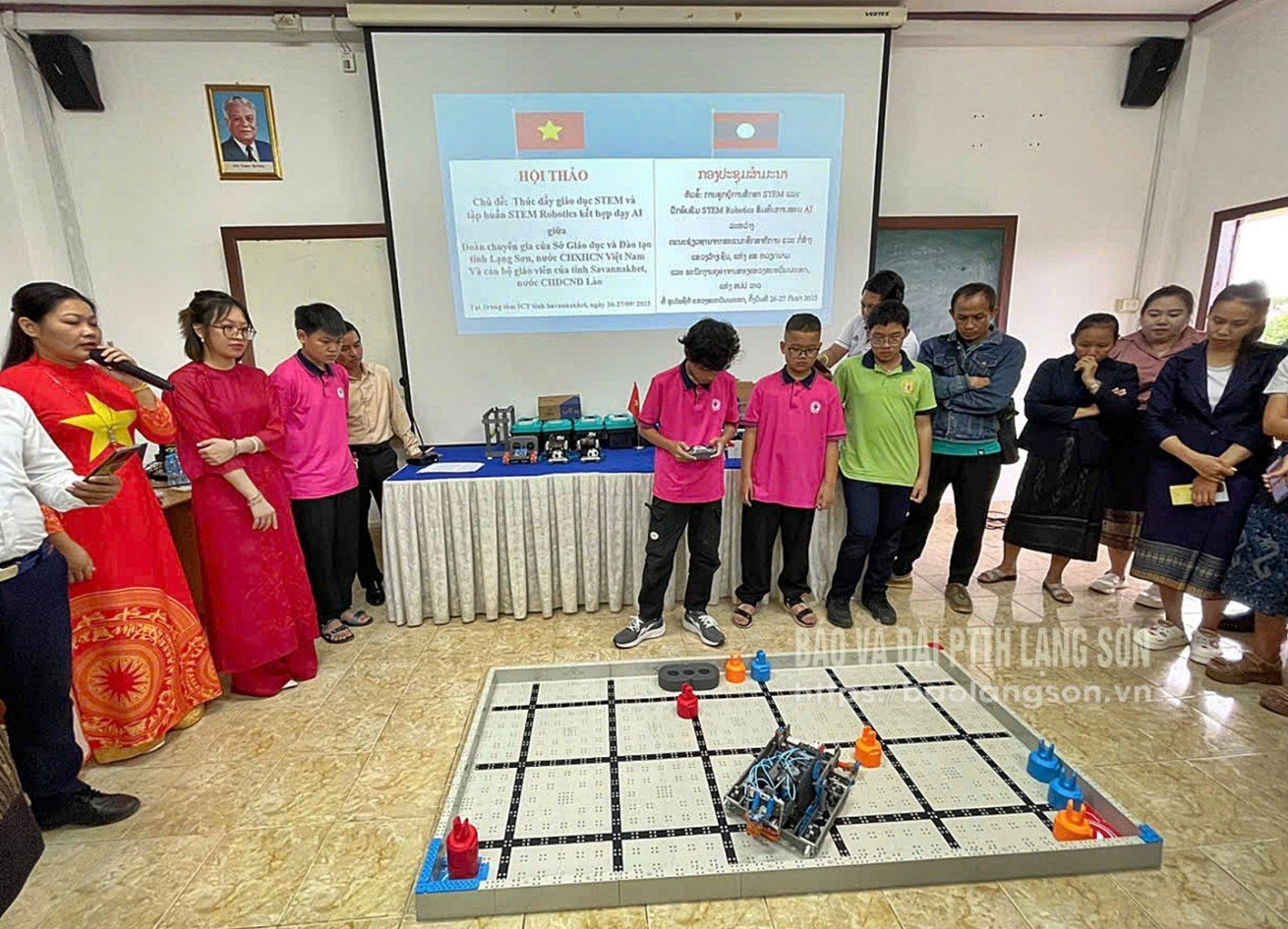 Các giáo viên, học sinh đoàn công tác của sở giáo dục Lạng Sơn hướng dẫn vận hành robot cho giáo viên tại Lào