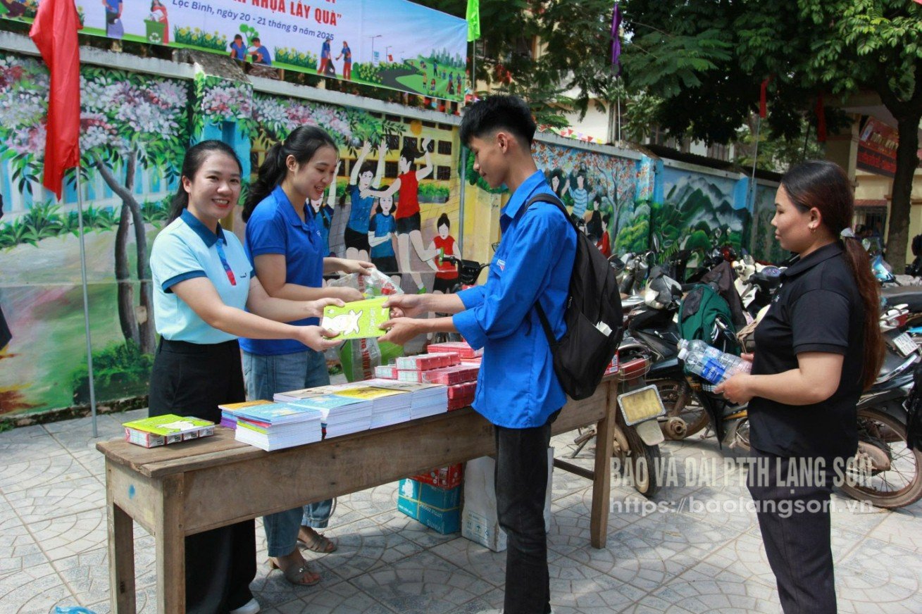 សិស្សានុសិស្សនៃវិទ្យាល័យ Loc Binh (ឃុំ Loc Binh) ផ្លាស់ប្តូរដបប្លាស្ទិកសម្រាប់អំណោយ