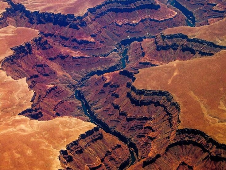 Các lớp đá ghi lại lịch sử địa chất Trái Đất. Đá tại Grand Canyon có tuổi từ 200 triệu đến gần 2 tỷ năm, tiết lộ quá trình hình thành hành tinh. Ảnh: Pinterest.