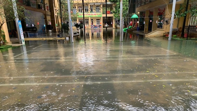 غمرت المياه بعض الفصول الدراسية في الطابق الأول من روضة الأطفال ماي دينه 1 في 7 أكتوبر. (الصورة: إدارة التعليم والتدريب في هانوي)