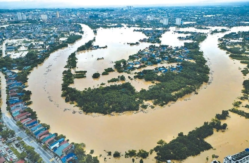 ទឹកជំនន់ទន្លេ Cau ឆ្លងកាត់ Linh Son Ward ខេត្ត Thai Nguyen (រូបថតថតនៅម៉ោងជិត ៤ រសៀល ថ្ងៃទី ៧ តុលា)។ រូបថត៖ កាសែតថៃ ង្វៀន