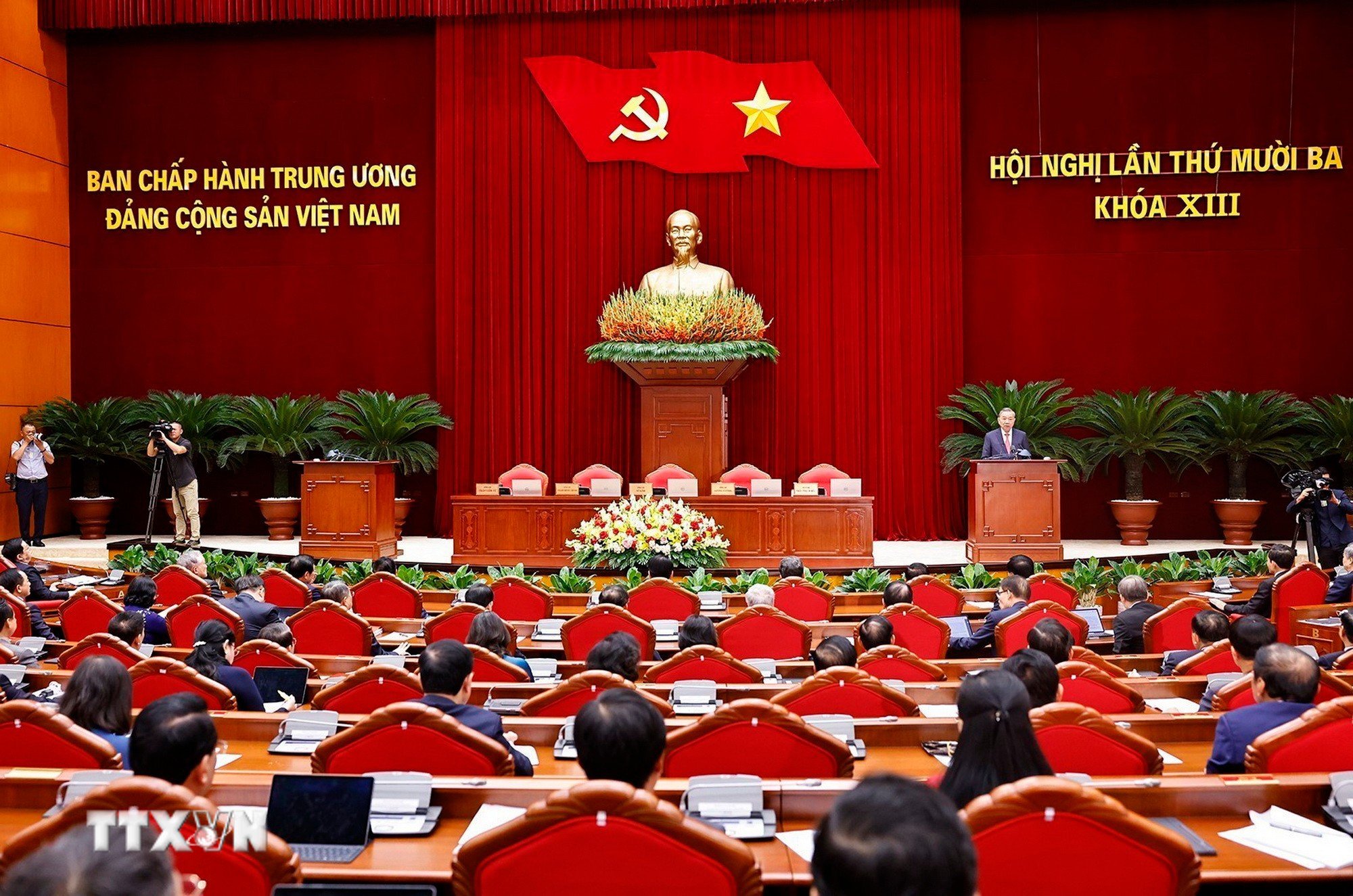 ttxvn-be-mac-ban-chap-hanh-trung-uong-dang-13-10.jpg