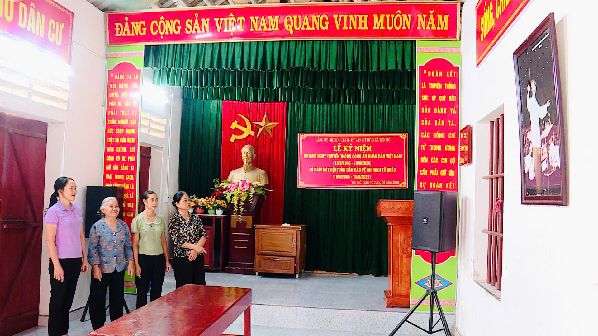แกนนำ คณะทำงาน และประชาชนในหมู่บ้าน 4 ร่วมกันจัดสร้างบ้านวัฒนธรรมหมู่บ้านที่กว้างขวางและแข็งแรง