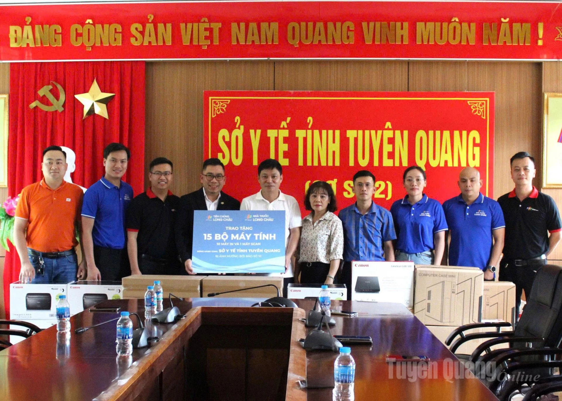 តំណាងនៃឱសថស្ថាន FPT Long Chau និងប្រព័ន្ធចាក់វ៉ាក់សាំងក្រោម FPT Group បានបង្ហាញការគាំទ្រដល់មន្ទីរសុខាភិបាល Tuyen Quang (កន្លែងទី 2)។