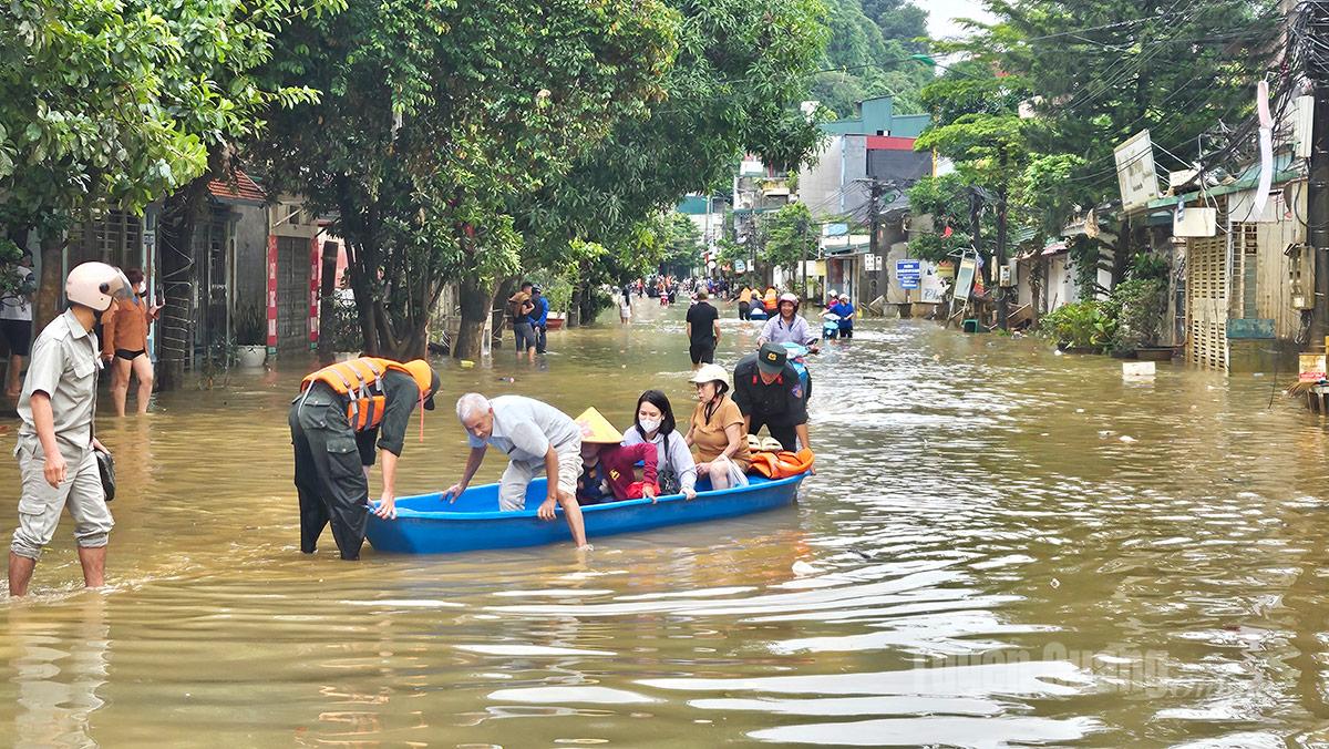 កម្លាំង​ប៉ូលិស​បាន​ប្រើប្រាស់​ទូក​ជំនាញ​ជួយ​ដល់​ប្រជាពលរដ្ឋ​ដែល​ធ្វើ​ចលនា​នៅ​ផ្លូវ Minh Khai សង្កាត់ Ha Giang 2 ។