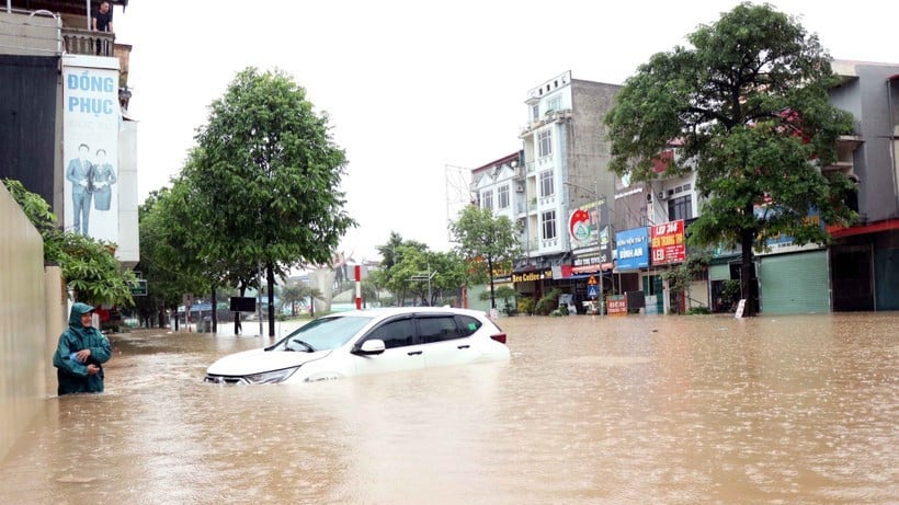 ถนนกลางเมืองไทเหงียนจมอยู่ใต้น้ำ (ภาพ: VNA)