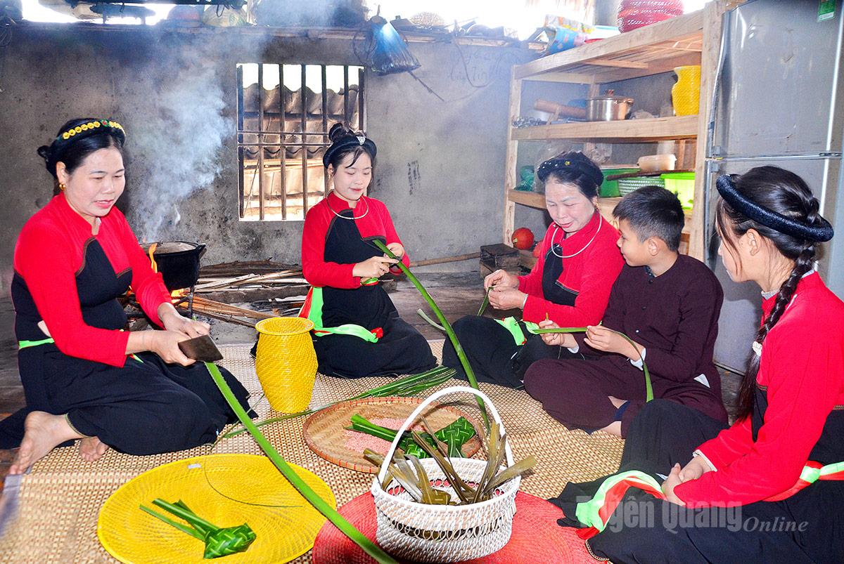 បរិយាកាស​ដ៏​កក់ក្ដៅ​នៃ​ក្រុម​គ្រួសារ​របស់​អ្នកស្រី ឌុយ យ៉េន ជួបជុំ​គ្នា​រុំ​នំ​ព្រាប​សម្រាប់​ថ្ងៃ​បុណ្យ​ពិសេស។