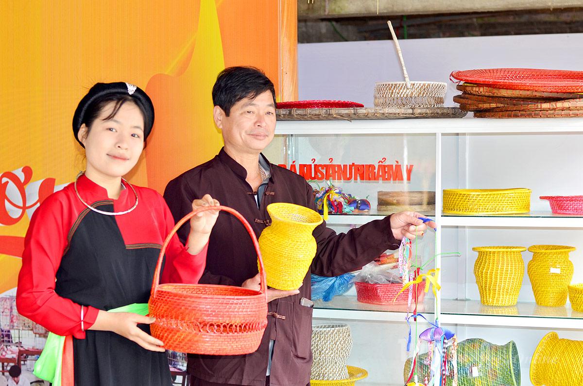 លោក Lam Van Quan និងកូនស្រីណែនាំពីផលិតផលឫស្សី និងផ្តៅប្រពៃណីរបស់គ្រួសារ។