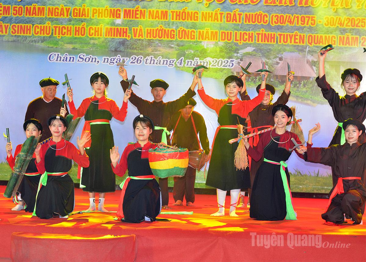 Kim Khanh (កណ្តាល) សម្តែងក្នុងកម្មវិធីសិល្បៈ 