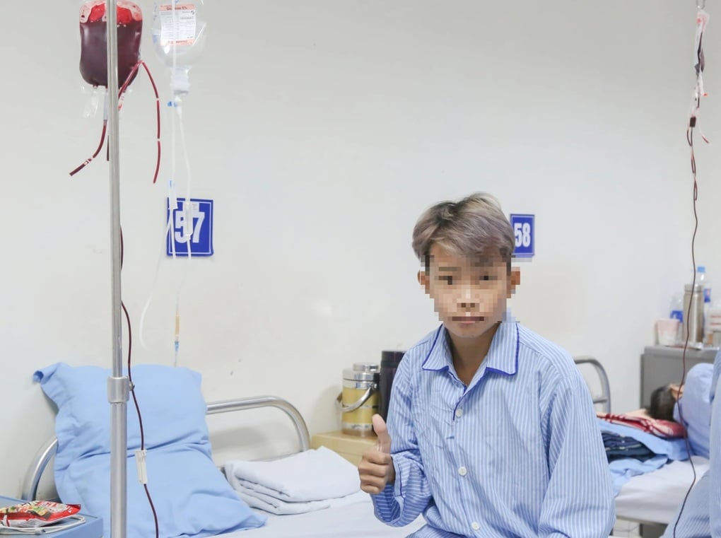 Bệnh nhân ngất xỉu được CSGT vượt ngập lụt đưa đến viện đã qua nguy hiểm - 2