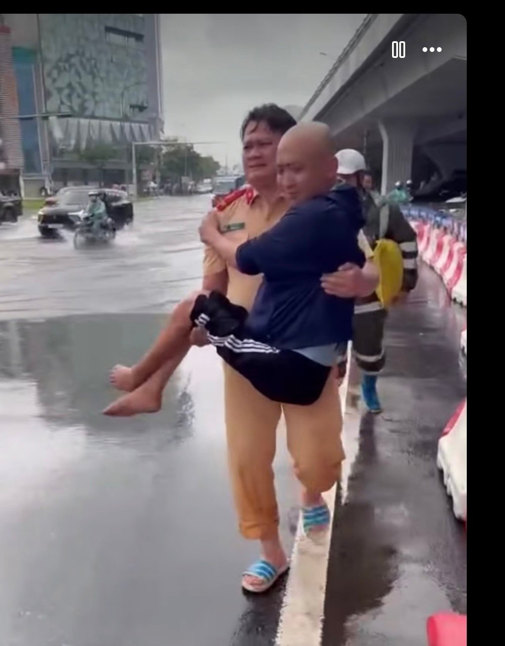 Bệnh nhân ngất xỉu được CSGT vượt ngập lụt đưa đến viện đã qua nguy hiểm - 3