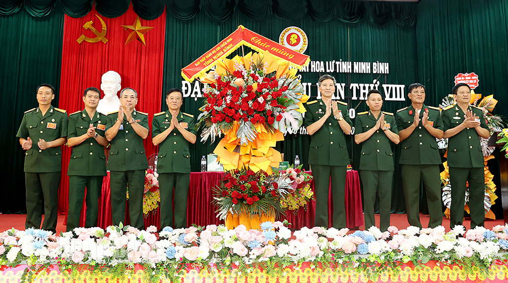 សមមិត្ត Bui Van Tuat អនុប្រធានគណៈកម្មាធិការមជ្ឈឹមរណសិរ្សមាតុភូមិវៀតណាមខេត្ត ប្រធានសមាគមអតីតយុទ្ធជនខេត្ត ជូនកម្រងផ្កាអបអរសាទរមហាសន្និបាត។
