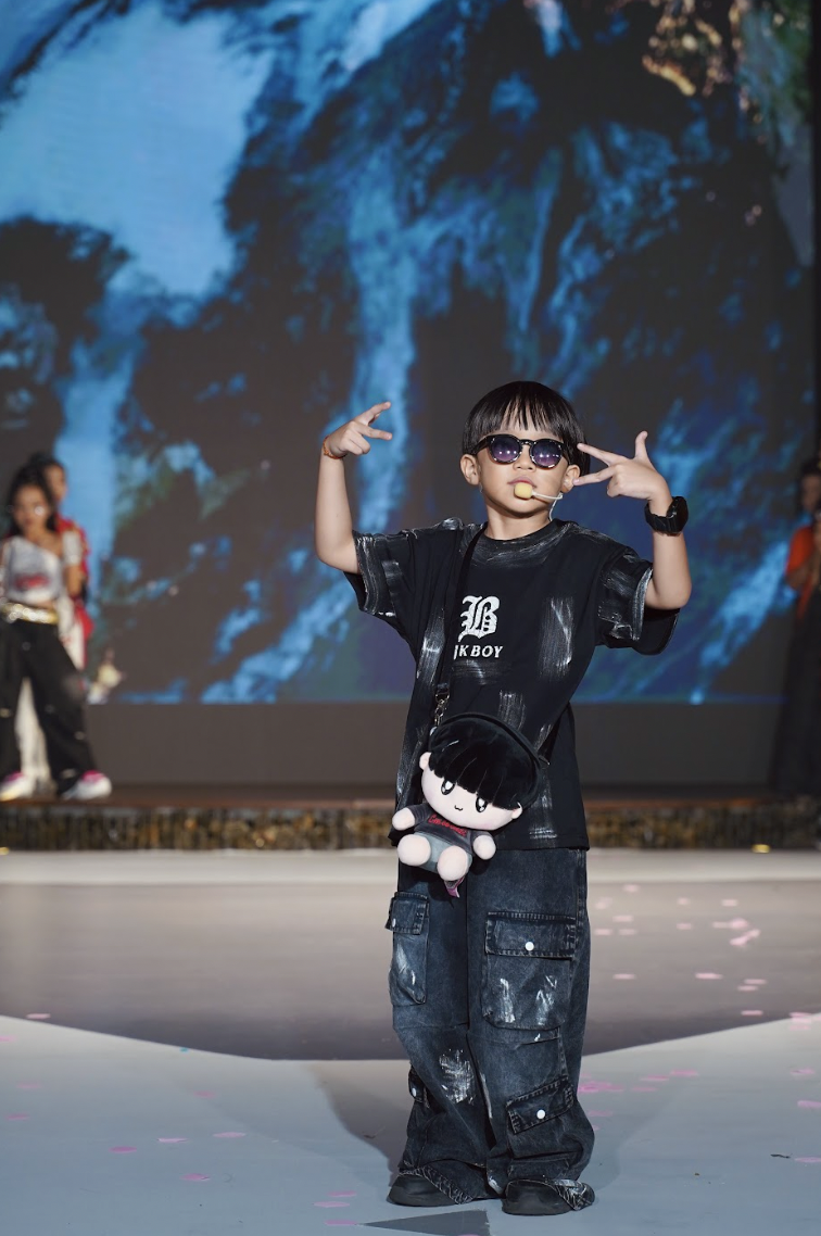 Chân dung rapper 8 tuổi Xệ Xệ làm vedette show thời trang nhí - Ảnh 1.