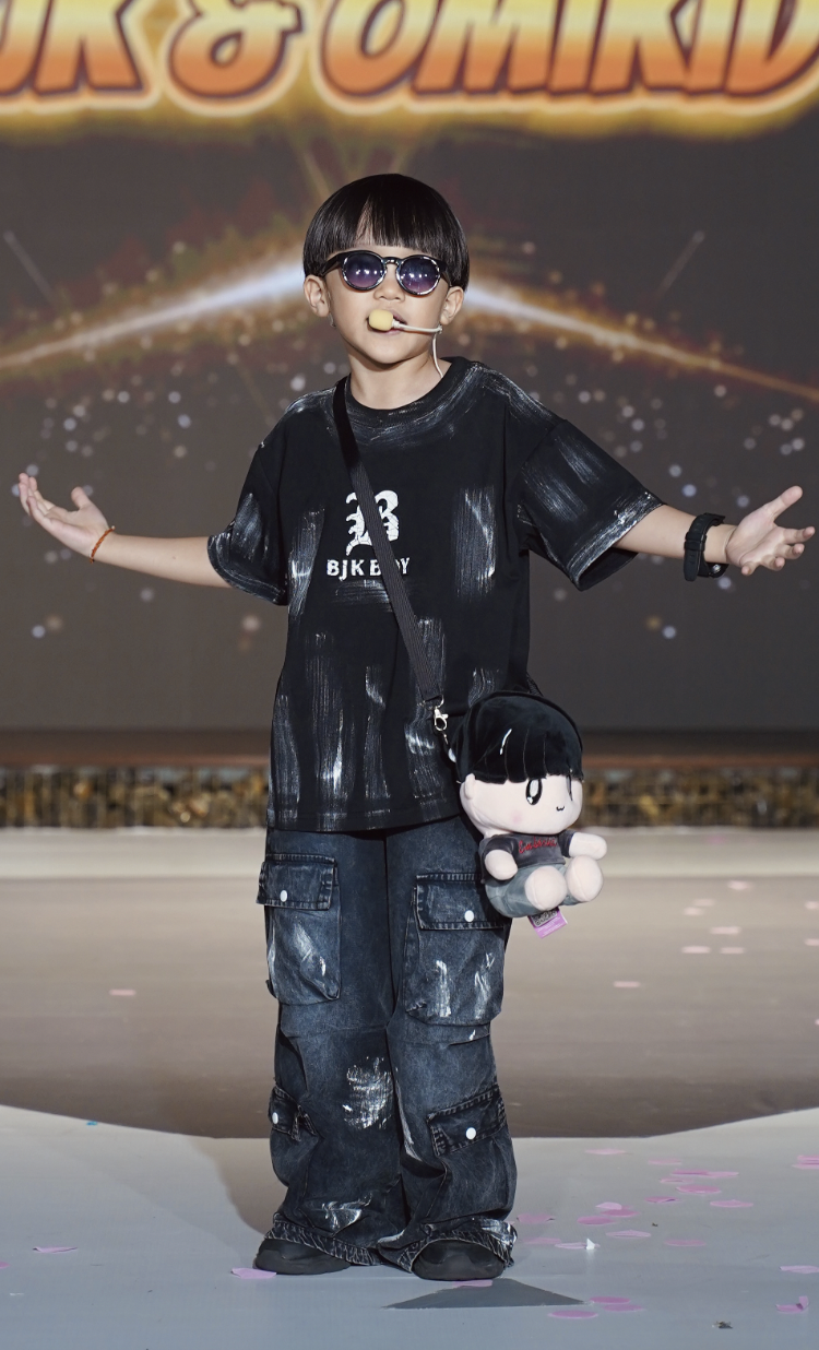 Chân dung rapper 8 tuổi Xệ Xệ làm vedette show thời trang nhí - Ảnh 2.