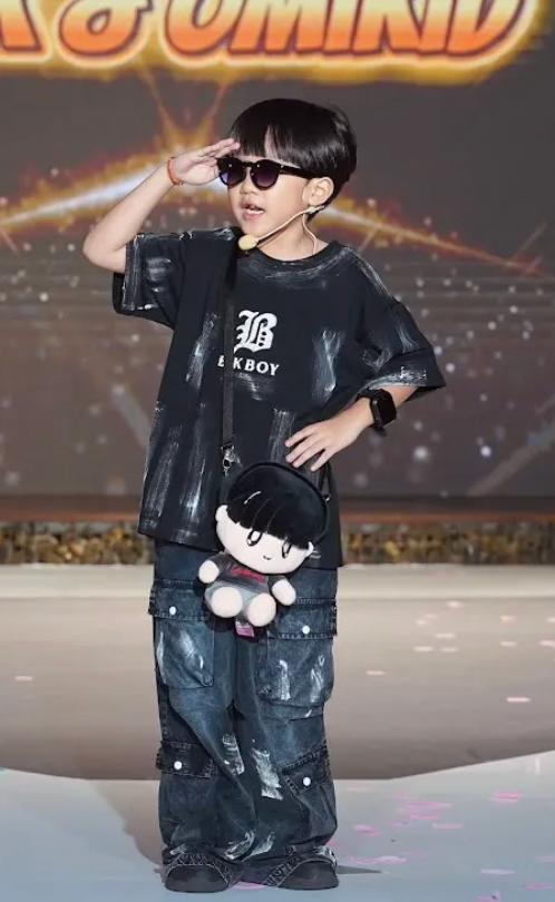 Chân dung rapper 8 tuổi Xệ Xệ làm vedette show thời trang nhí - Ảnh 3.
