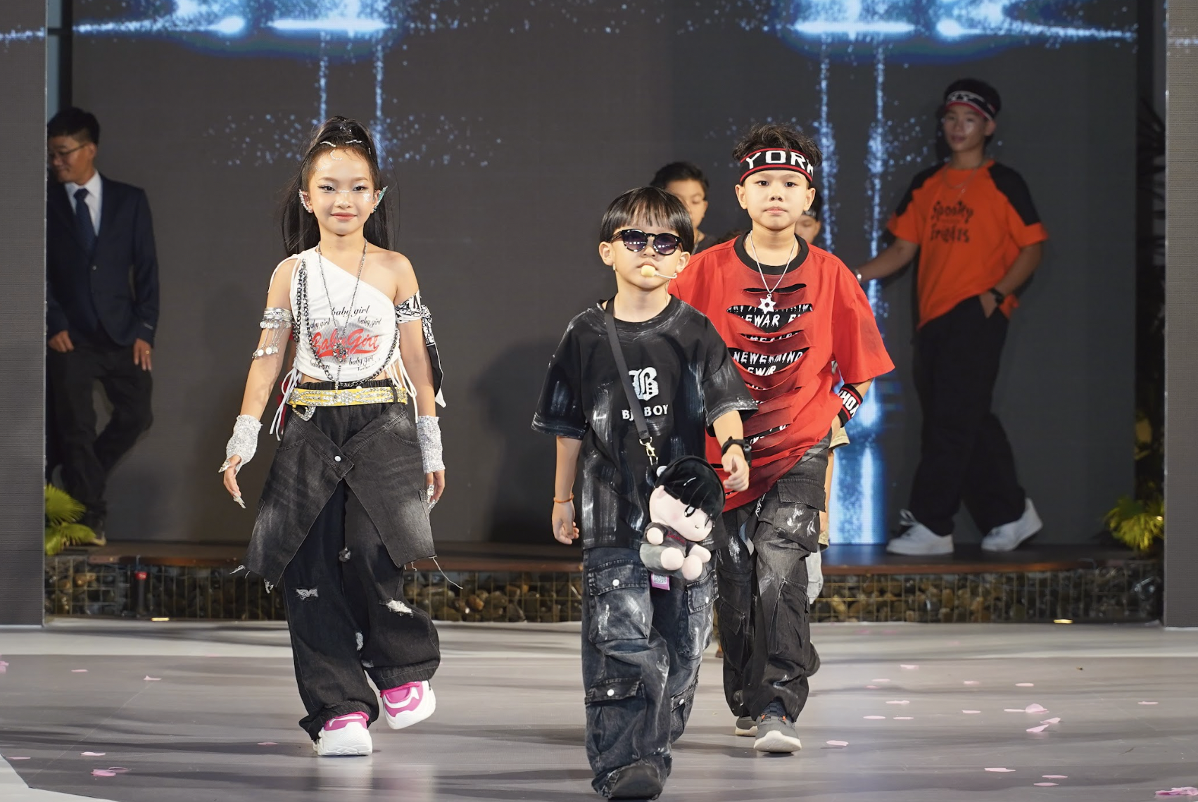 Chân dung rapper 8 tuổi Xệ Xệ làm vedette show thời trang nhí - Ảnh 4.