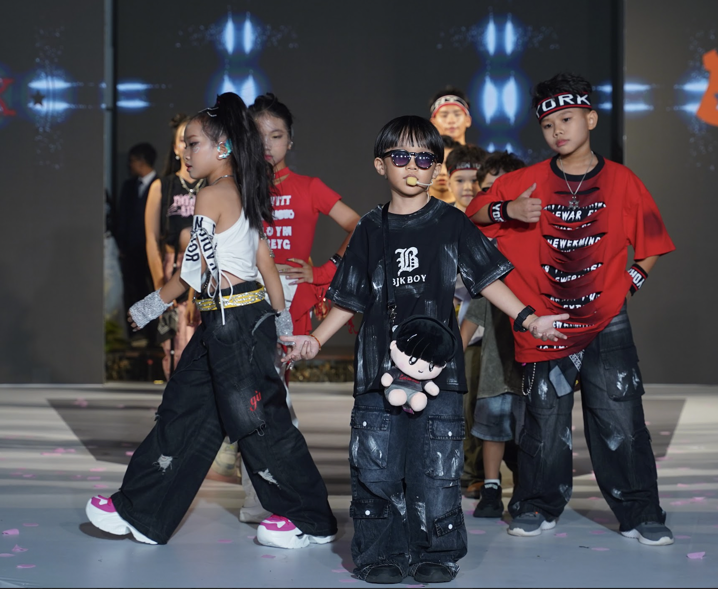 Chân dung rapper 8 tuổi Xệ Xệ làm vedette show thời trang nhí - Ảnh 5.