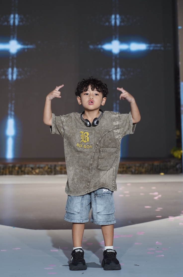 Chân dung rapper 8 tuổi Xệ Xệ làm vedette show thời trang nhí - Ảnh 7.