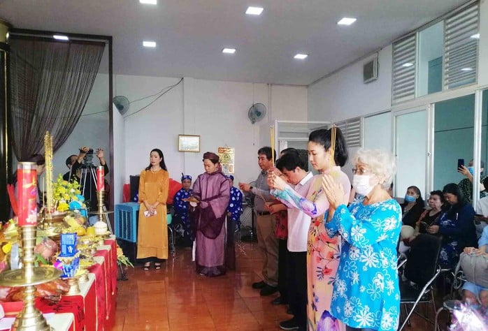 هنرمندان با خوشحالی روز سنتی تئاتر ویتنام را جشن میگیرند - عکس ۲. Nghệ sĩ hân hoan chào mừng ngày truyền thống sân khấu Việt Nam - Ảnh 2.