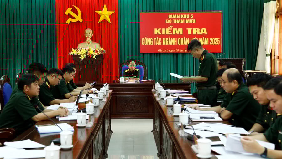 quang-canh-buoi-lam-viec.jpg