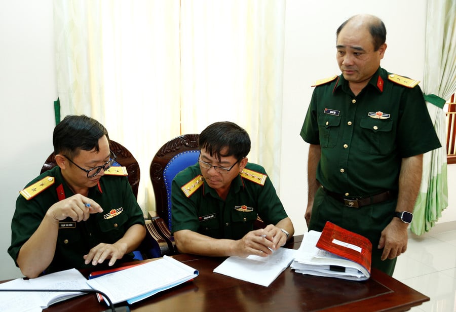 doan-cong-tac-kiem-tra-cac-ho-so-thu-tuc-trong-cong-tac-quan-luc.jpg