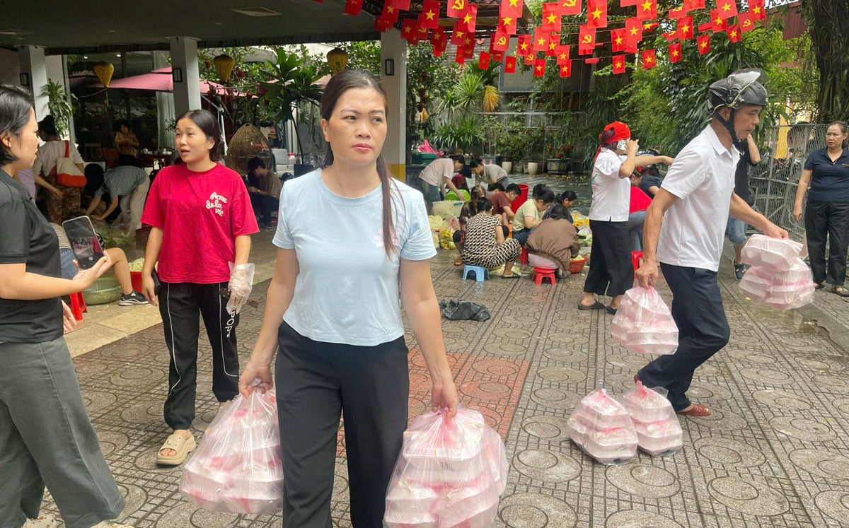 ส่งมอบอาหารเพื่อช่วยเหลือผู้ประสบภัยน้ำท่วม