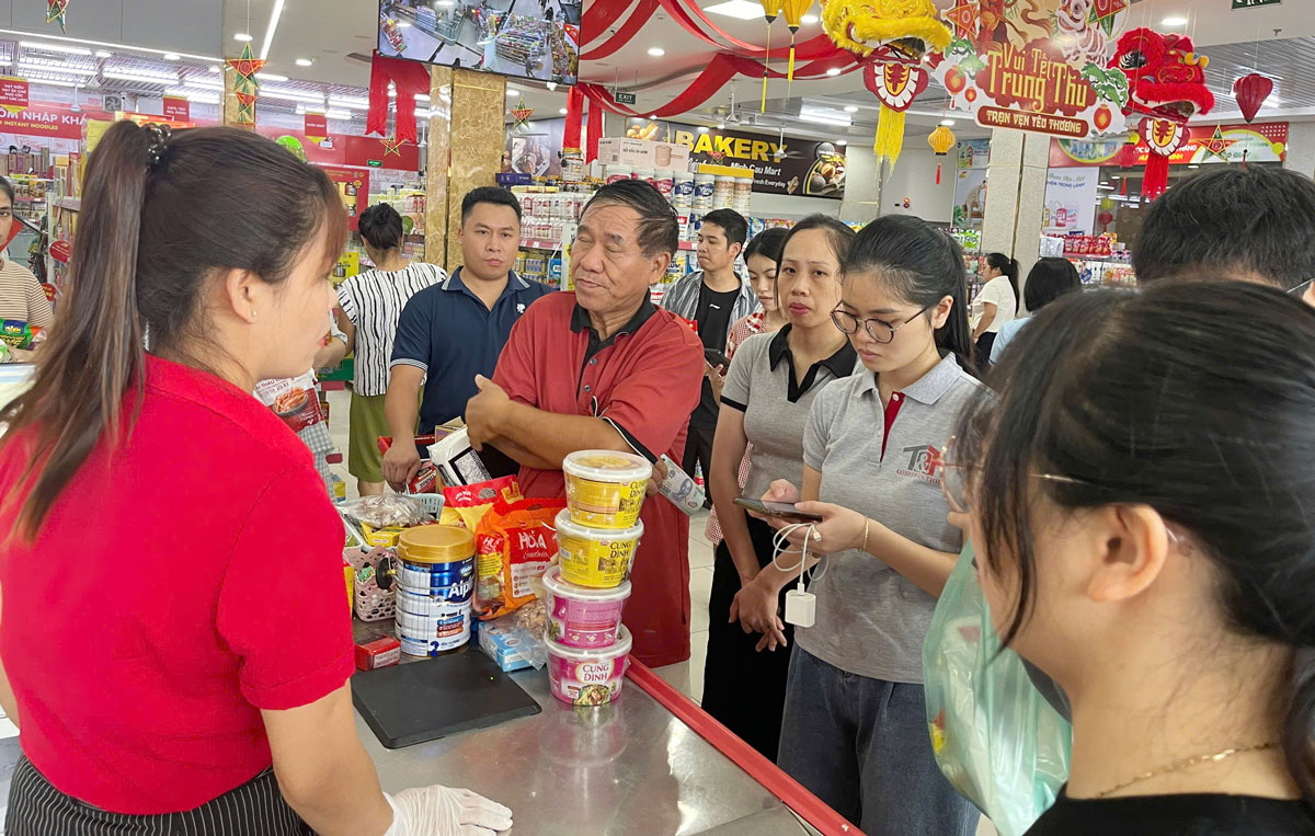 ผู้คนซื้อของใช้จำเป็นที่ซูเปอร์มาร์เก็ต