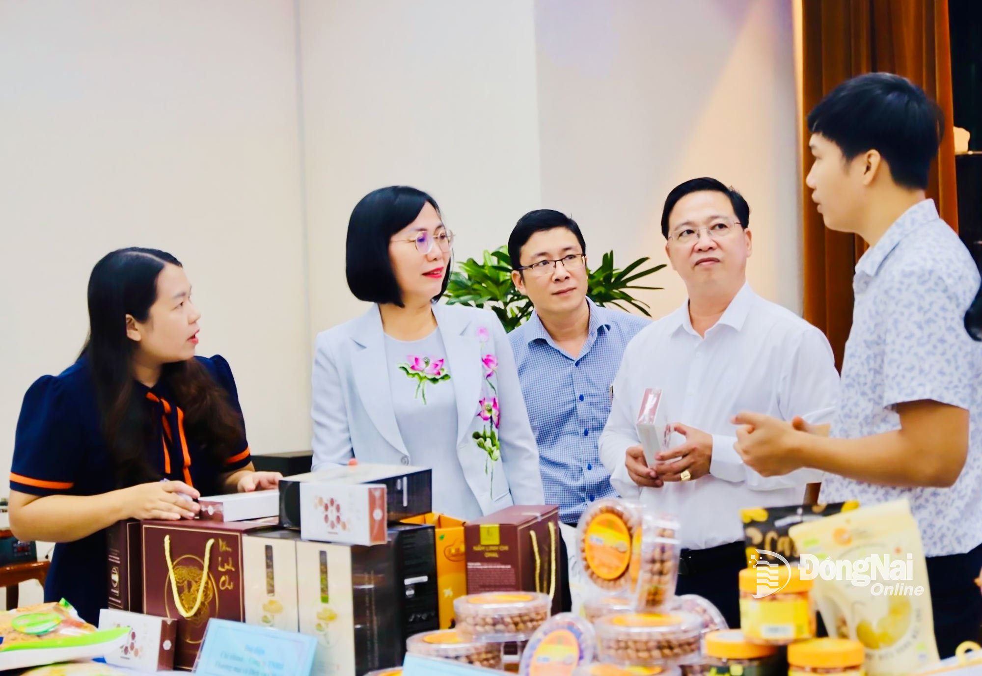 Provincial Party Committee member, Vice Chairwoman of Dong Nai Provincial People's Committee Nguyen Thi Hoang visited the booth displaying products participating in the OCOP assessment phase 1-2025. Photo: B.Nguyen 