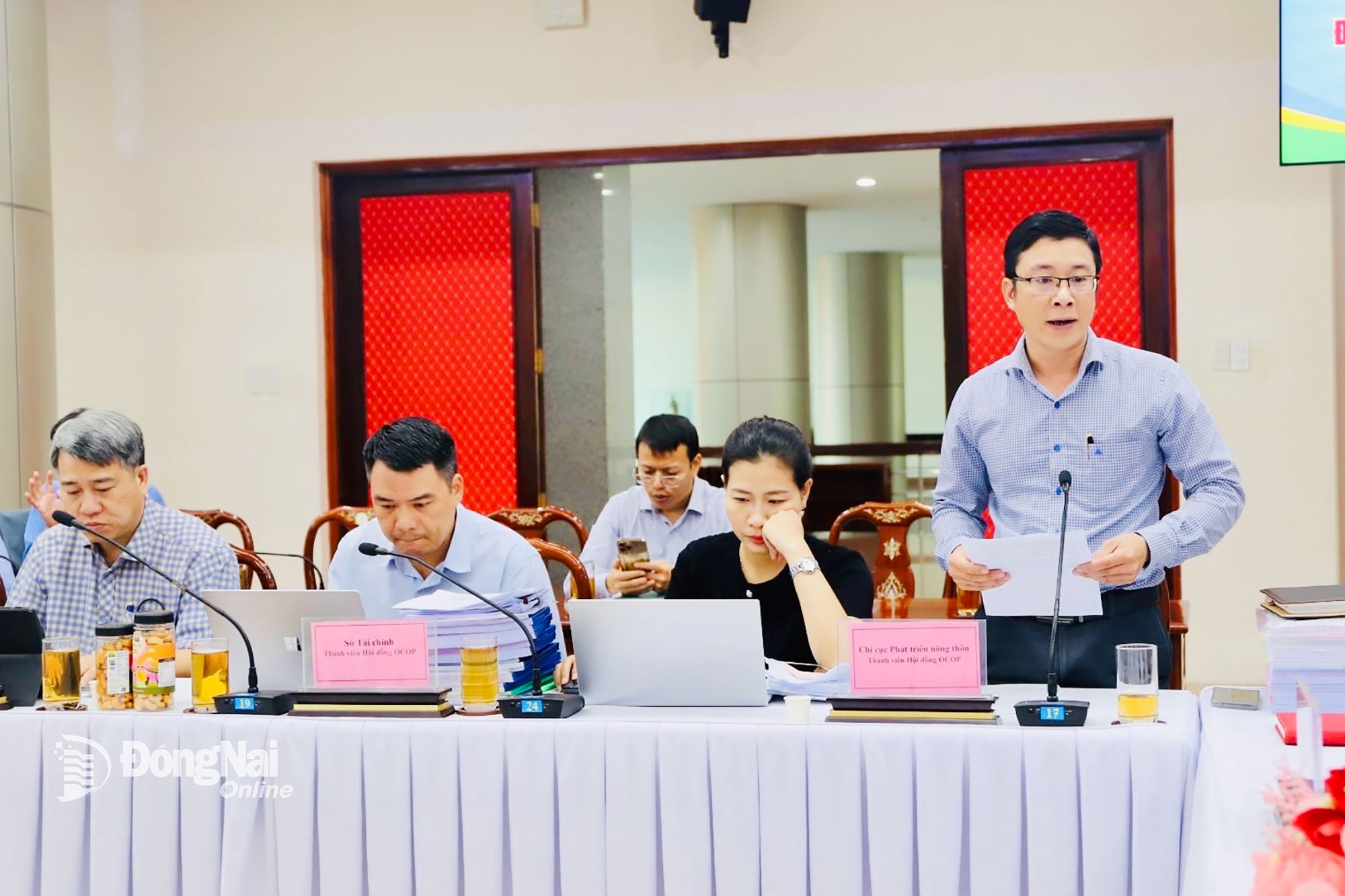 Representative of the Department of Agriculture and Environment reported the results of the appraisal of OCOP products of Dong Nai province, phase 1-2025. Photo: B.Nguyen 